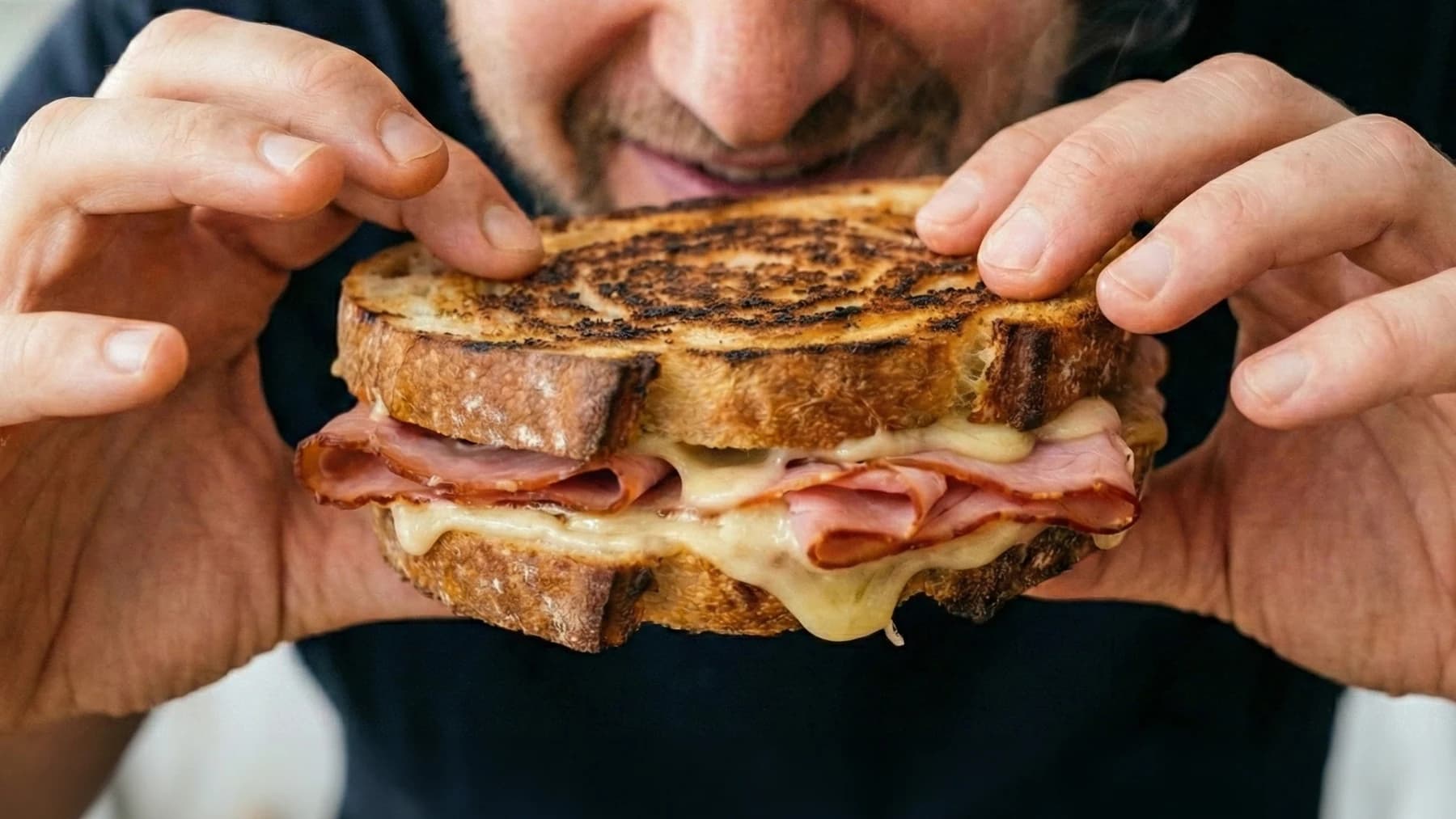 Sugerencia de servido con carnes y pan; fotografía ilustrativa