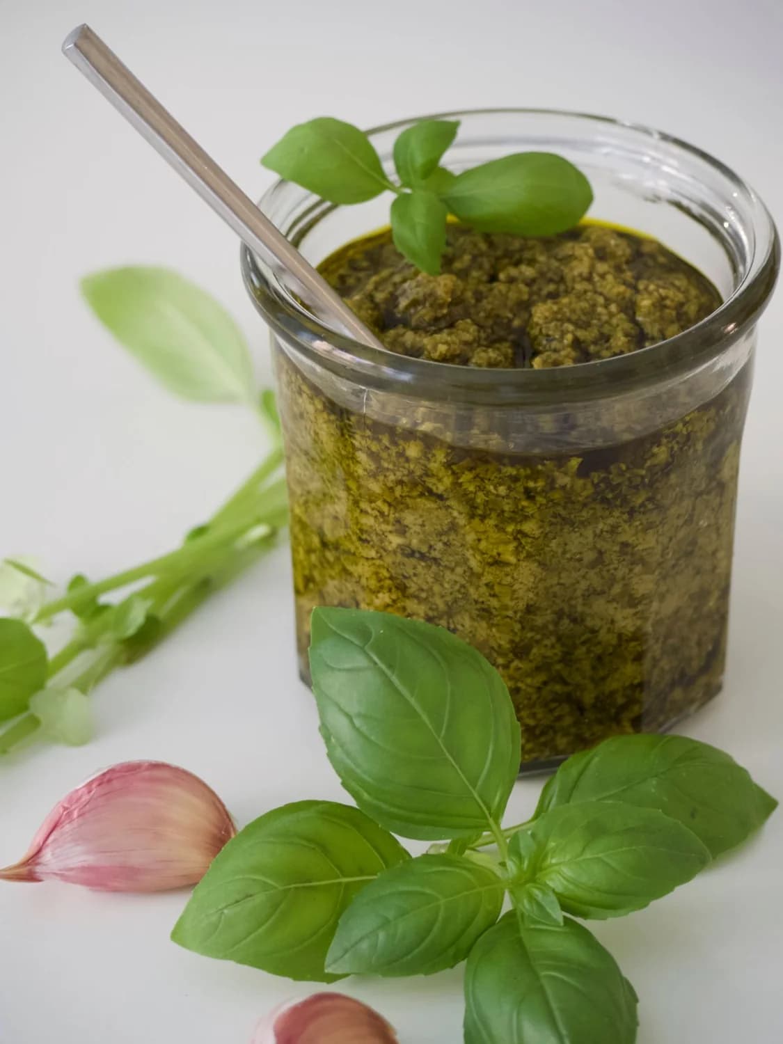 Pesto en un recipiente; fotografía ilustrativa de terceros